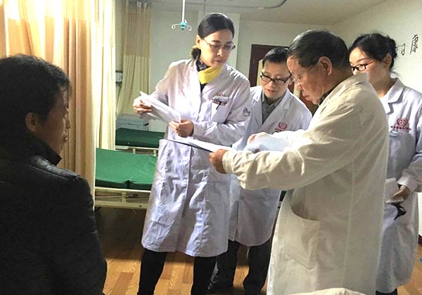 来长荣主任组织查房 谈患者心理与病情同等重要